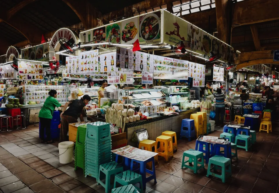 Đầu bếp đang chuẩn bị món