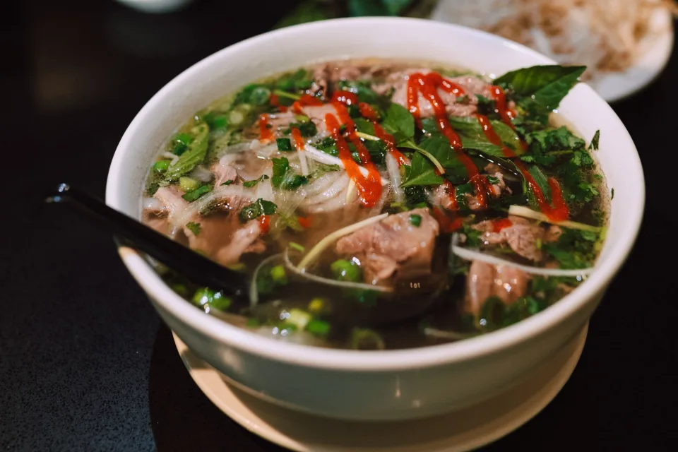 Bàn ăn ấm cúng tại Nguyễn Thị Thái Khuyên