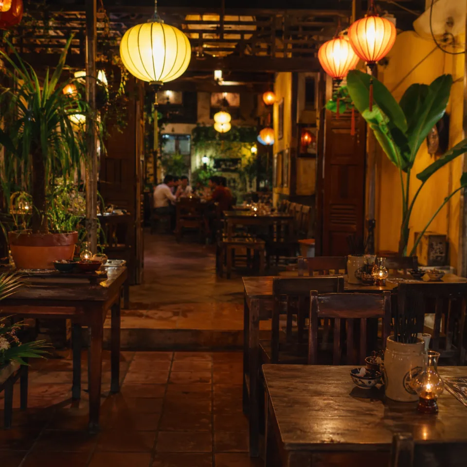 Khách ngồi ăn trò chuyện